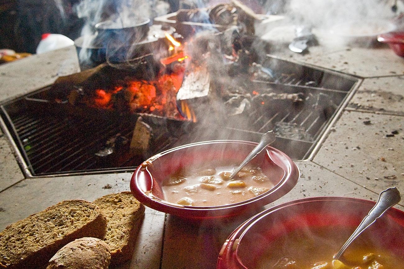 Godt med en varm måltid etter turen | Beito Husky Tours