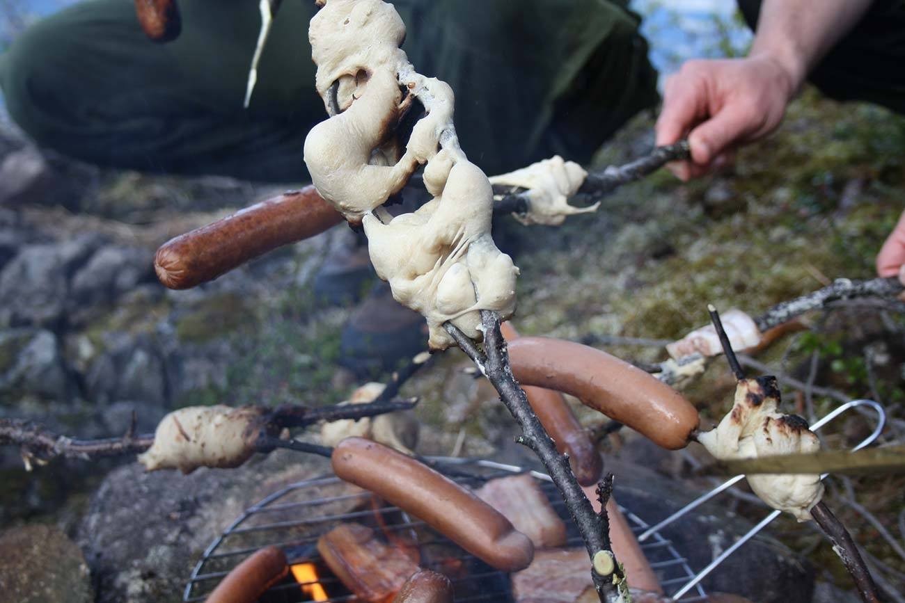 Pølser og pinebrød / Beito Husky Tours