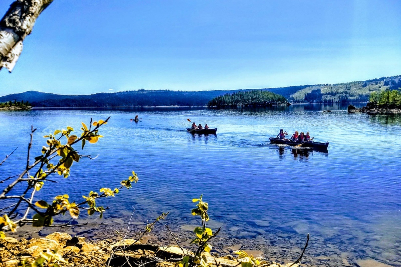 Canoeing on Lake on the Mountains of Norway | Beito Husky Tours