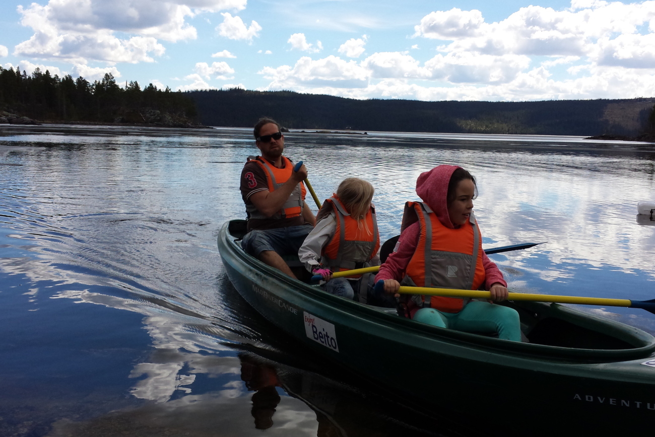 Guided family canoe tour Beitostølen / Beito Husky Tours