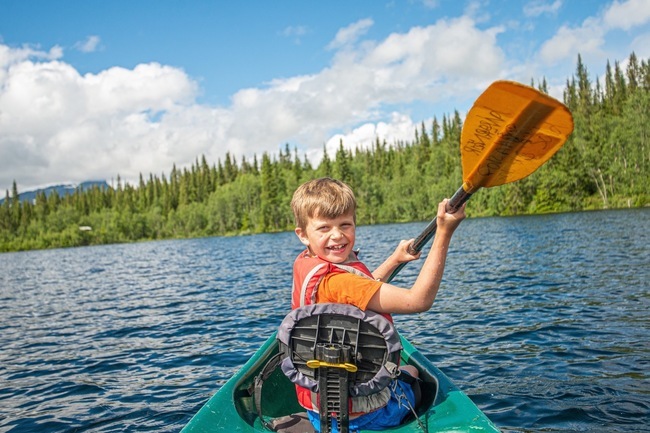 Family canoe tour in Lake Øyangen